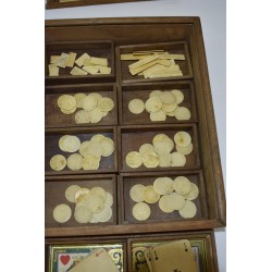 Belle Boite ancienne double étage Le jeu de Nain de jaune aux galeries lafayette paris jeux nouveaux reunis Mises cartes